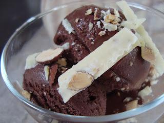 Gelato al cioccolato con frutta secca salata