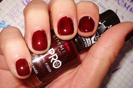 Smalto Rimmel London in 394 Red Award.