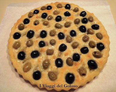 FOCACCIA GENOVESE CON LE OLIVE