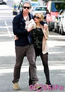 chris hemsworth ed elsa pataky con la figlia india rose c181 213x300 Chris Hemsworth immortalato con moglie e figlioletta    vetrina gossip 