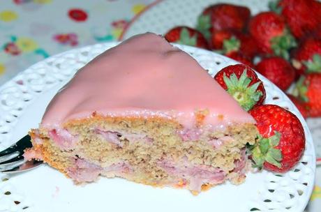 Torta alle fragole con cioccolato bianco,  farina di miglio e mandorle ed una dedica