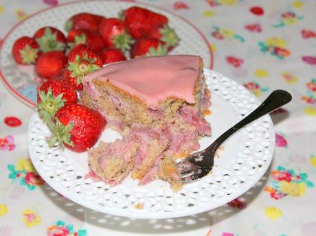 Torta alle fragole con cioccolato bianco,  farina di miglio e mandorle ed una dedica