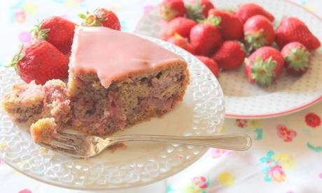 Torta alle fragole con cioccolato bianco,  farina di miglio e mandorle ed una dedica