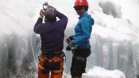 SPECIALE  Incredibile “ingorgo” sull’Everest: duecento alpinisti in attesa di salire sulla cima. E quattro sono morti per sfinimento al ritorno nello scorso week end