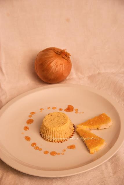 Budino alle cipolle con crakers di riso e miele al peperoncino (Onion pudding with rice crakers and chilly honey)