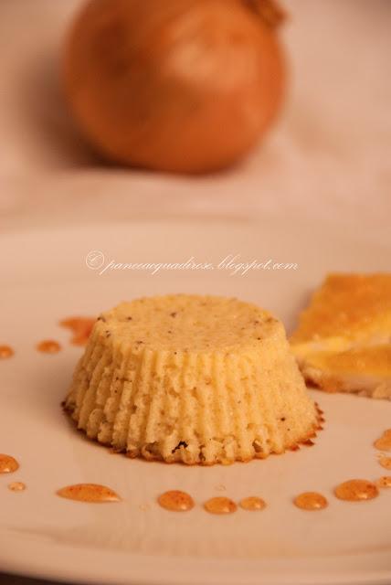 Budino alle cipolle con crakers di riso e miele al peperoncino (Onion pudding with rice crakers and chilly honey)