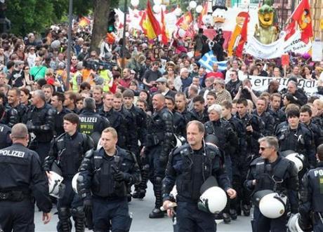 Occupy Frankfurt – Police in march