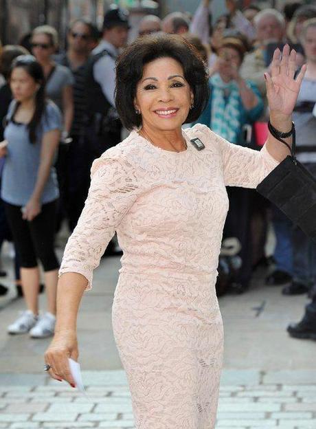 SHIRLEY BASSEY INCONTRA LA REGINA (E ASPETTA DI CANTARE PER LEI!)