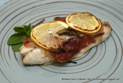 Il pesce: Filetti di leccia stella con speck, limone e menta bergamotto - Mentha citrata