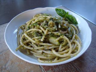 Spaghetti con zucchine e pesto.