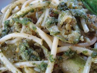 Spaghetti con zucchine e pesto.