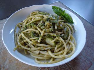 Spaghetti con zucchine e pesto.