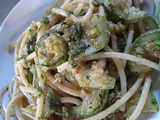 Spaghetti con zucchine e pesto.