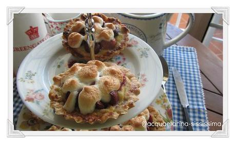 ...crostatine di frolla all'olio di mandorla con ciliegie, frangipane e ciuffetti di meringa...