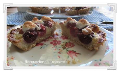 ...crostatine di frolla all'olio di mandorla con ciliegie, frangipane e ciuffetti di meringa...