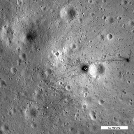 La mappa della superficie della Luna da LRO