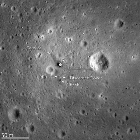 La mappa della superficie della Luna da LRO