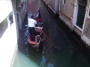 Venezia: chiese 400 euro per un tour lagunare a russi. Smascherato gondoliere