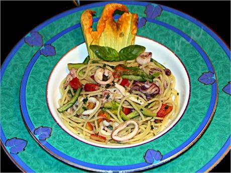 Spaghetti ai calamari, fiori di zucca e zucchine