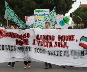 Brindisi, corteo degli studenti: migliaia gridano paura