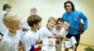 FOTO – Cavani che bontà… In Russia rilascia tanti autografi a dei bambini !