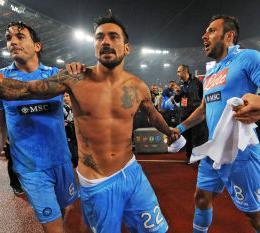 Video – Dopo la vittoria contro la Juventus Lavezzi getta il bidone in aria sotto settore Napoli