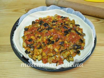 Scaccia o Scacciata (focaccia) Siciliana di Pomodoro e Melanzane