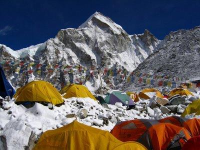Pazzesco: 150 alpinisti della domenica sull’Everest. In un solo giorno
