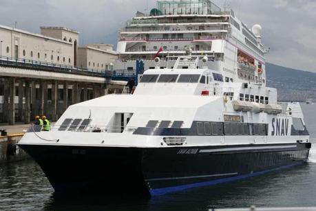 Capri, protesta contro l’aumento delle tariffe del trasporto via  mare. Impedito l’attracco di un traghetto. Sulla banchina la popolazione e i sindaci