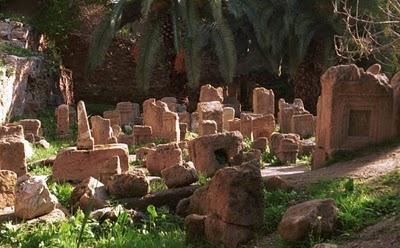 Tofet (tophet), cimiteri per bambini dell'età del Ferro.