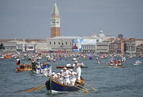 Vogalonga a Venezia: 14 olandesi a mollo con le barche rovesciate. Settemila partecipanti