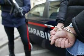 manette e carabinieri Calcioscommesse: 19 arresti in corso (in aggiornamento)