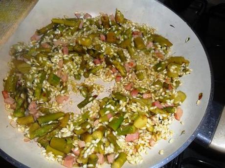 aggiungete-il-riso-al-composto-di-pancetta-e-asparagi