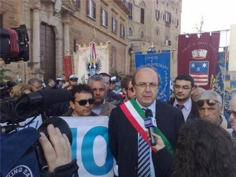 il sindaco di menfi botta intervistato davanti palazzo dei normanni