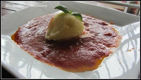 ...gelato all'olio extravergine di oliva su passata di pomodoro...