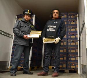 Ancona: con la crisi la Grecia esporta sigarette di contrabbando. Fermati e sequestrati 3150 chili di tabacco