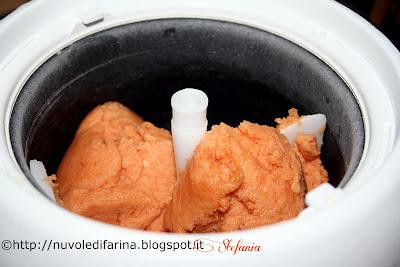 Cupcakes dolci con ricotta e basilico, ricoperti con sorbetto dolce al pomodoro