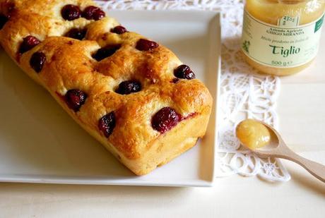 Pandolce al miele con ciliege caramellate