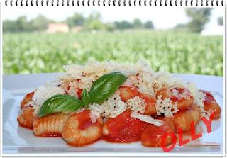 Gnocchi con pomodoro fresco e cialde di parmigiano