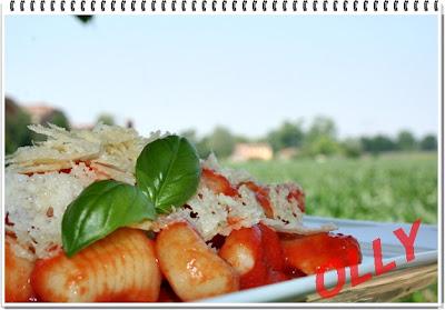 Gnocchi con pomodoro fresco e cialde di parmigiano