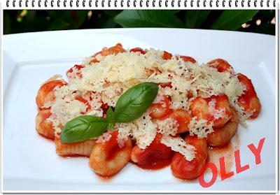 Gnocchi con pomodoro fresco e cialde di parmigiano