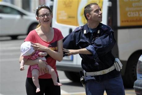 Il sottosegretario Catricalà: nel terremoto 15 morti, 7 dispersi, 200 feriti, 8000 sfollati, oltre 70 scosse