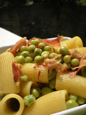 Rigatoni Speck e Piselli con pistilli di Zafferano