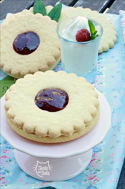 Frolle all’olio con composta di bosco e mousse di ricotta