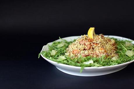 insalata di bulgur e quinoa con salmone e rucola