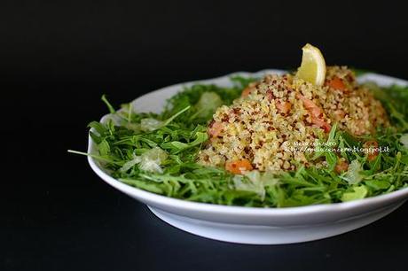 insalata di bulgur e quinoa con salmone e rucola