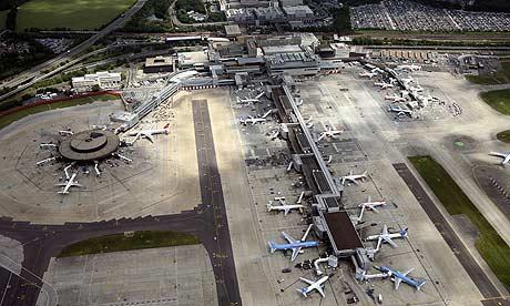 Maltempo e lavori sulla pista: caos al’aeroporto di Londra Gatwick