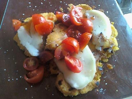 Schiacciatine di polenta con formaggio e pomodorini