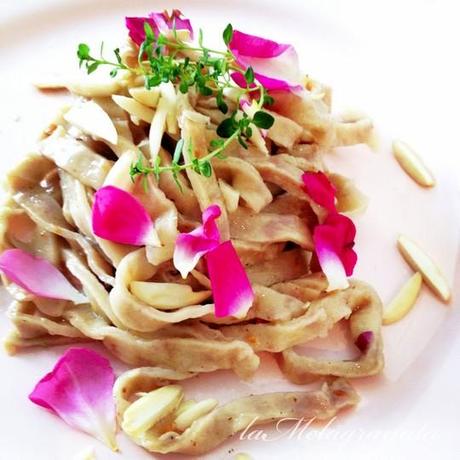 Tagliatelline alle rose con mandorle e timo.