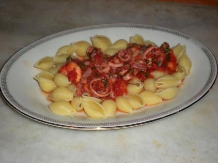 Conchiglie al sugo di totani e gamberi